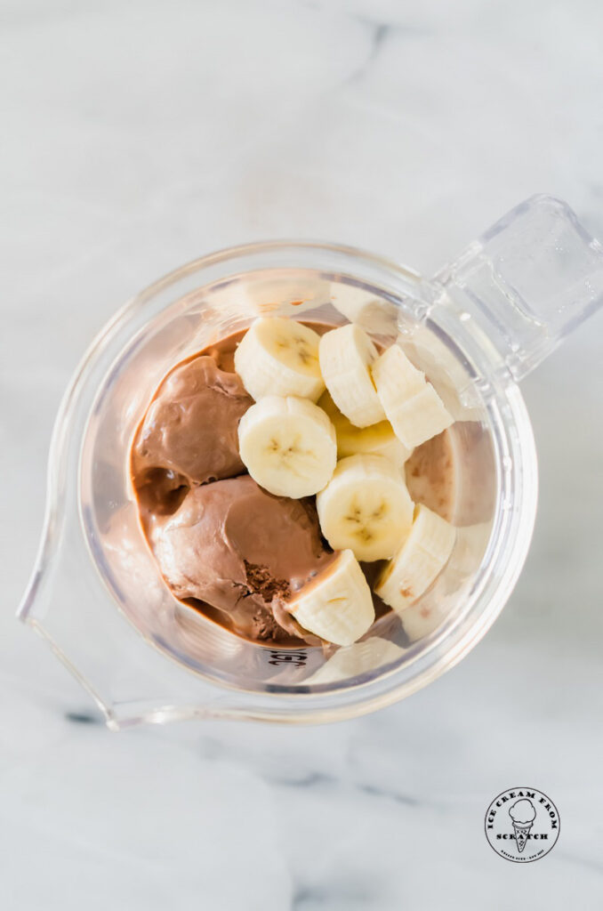 ingredients to make chocolate banana milkshakes in a blender jar