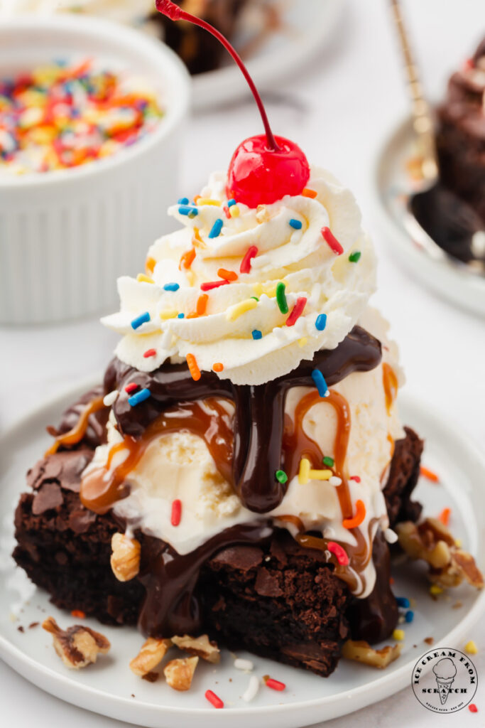 https://icecreamfromscratch.com/wp-content/uploads/2022/07/Brownie-Sundae-4.2-683x1024.jpg