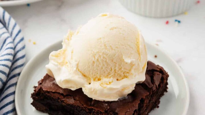 https://icecreamfromscratch.com/wp-content/uploads/2022/10/Brownie-A-La-Mode-3.2-720x405.jpg